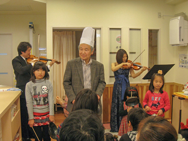 フライパンを使って演奏している写真