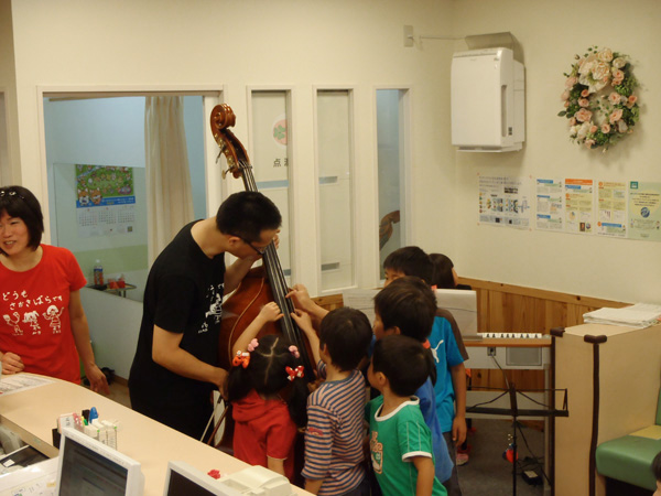 第8回ファミリーコンサートで楽器に触る子供たち